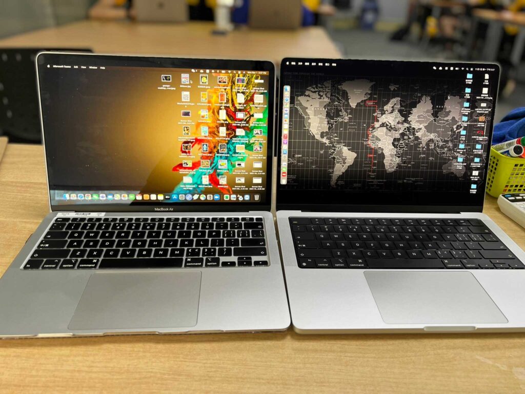 Apple MacBook Pro in Hindi